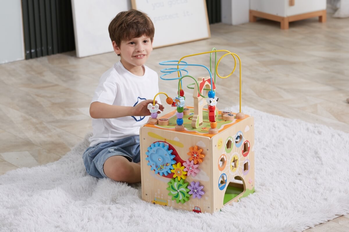 Dřevěný box s aktivitami Viga 5v1 – celkový pohled