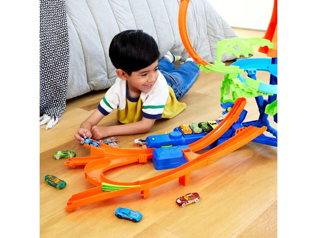 Složená dráha Hot Wheels Stunt Tracks s rukojetí pro přenášení