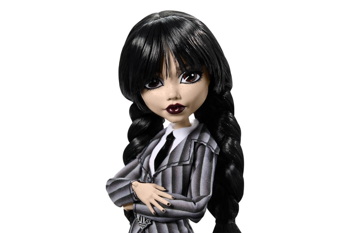 Wednesday Addams – detaily bot na platformě a charakteristického outfitu